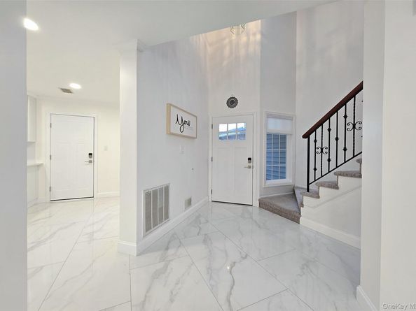 31 Hampshire Court 31, Holbrook NY 11741