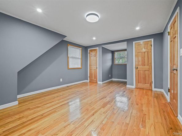 48 Circle Dr, Westbury NY 11590