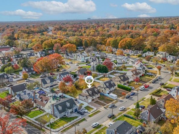 48 Circle Dr, Westbury NY 11590