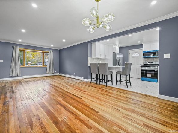 48 Circle Dr, Westbury NY 11590