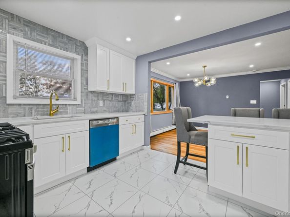 48 Circle Dr, Westbury NY 11590