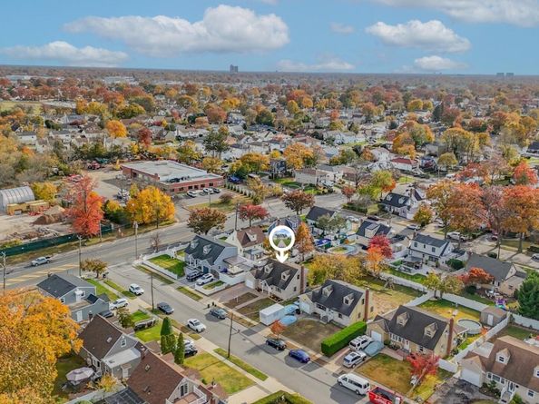 48 Circle Dr, Westbury NY 11590