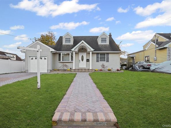 48 Circle Dr, Westbury NY 11590