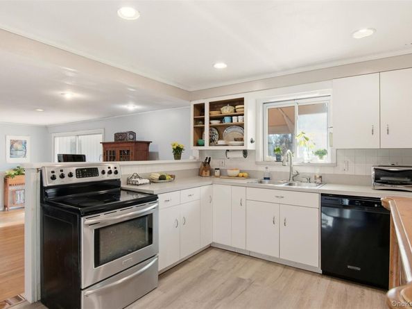 8 Old Wood Road, Stony Brook NY 11790