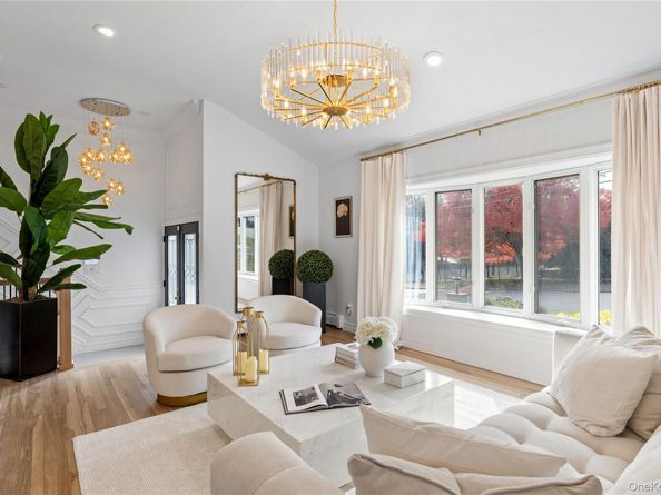 4 Long Ridge Road, Plainview NY 11803