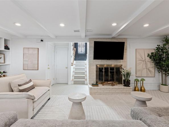 4 Long Ridge Road, Plainview NY 11803