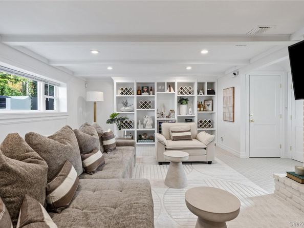 4 Long Ridge Road, Plainview NY 11803