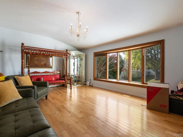 89 Nottingham Road, Manhasset Hills NY 11040