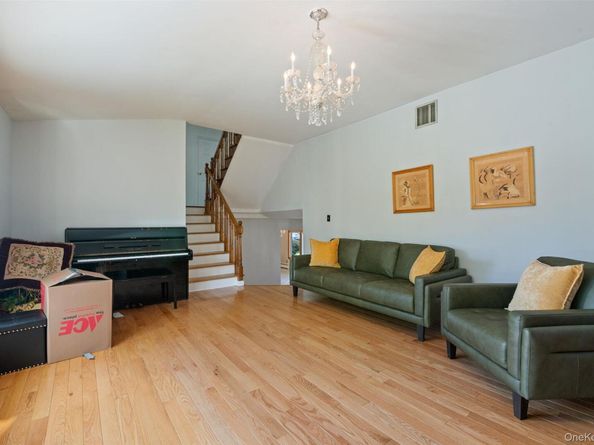 89 Nottingham Road, Manhasset Hills NY 11040