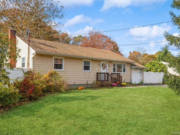 1692 Feureisen Avenue, Bohemia NY 11716