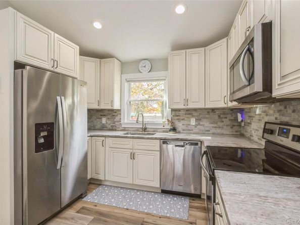 1692 Feureisen Avenue, Bohemia NY 11716