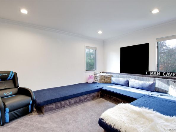 4 Meadowbrook Lane, Old Westbury NY 11568