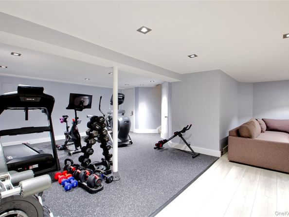 4 Meadowbrook Lane, Old Westbury NY 11568