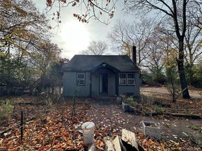 78 Bay Avenue W, Hampton Bays NY 11946