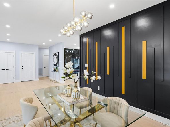 12 Friends Lane, Westbury NY 11590