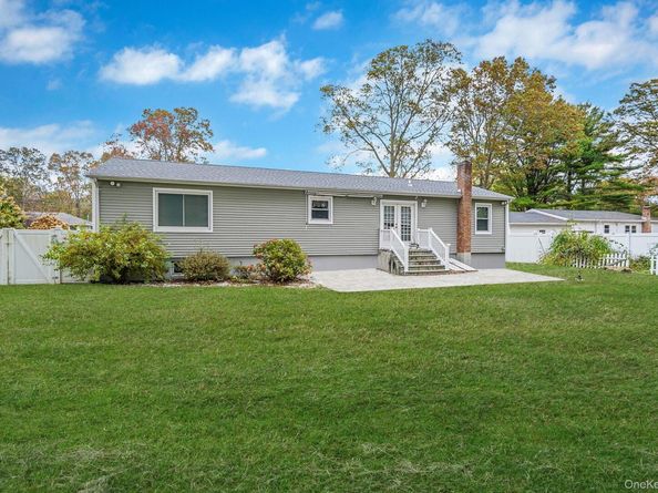 206 Crestwood Drive, Shirley NY 11967