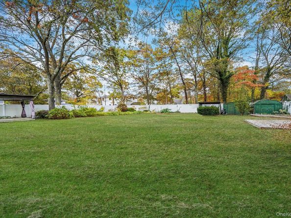 206 Crestwood Drive, Shirley NY 11967