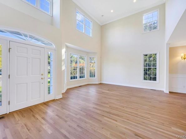 9 Tappanwood Drive, Locust Valley NY 11560