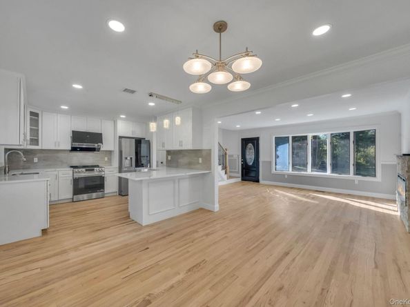 120 Cherry Drive W, Plainview NY 11803