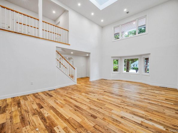 6 Connetquot Drive, Oakdale NY 11769