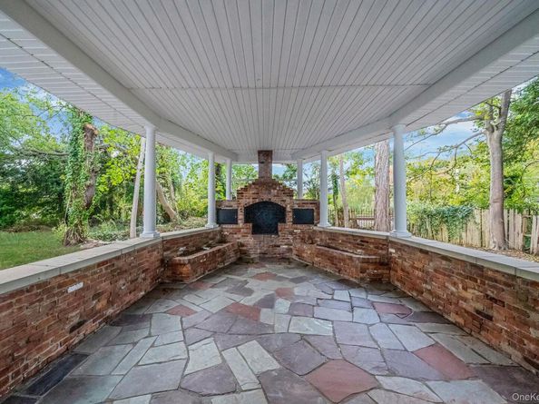 6 Connetquot Drive, Oakdale NY 11769