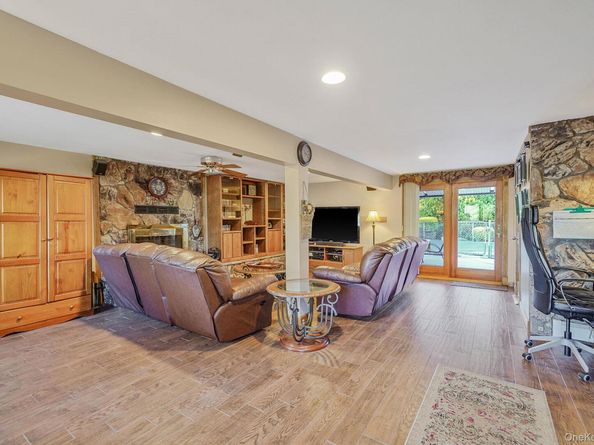 9 Dean Court, Commack NY 11725