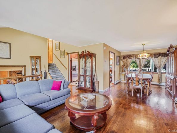 9 Dean Court, Commack NY 11725