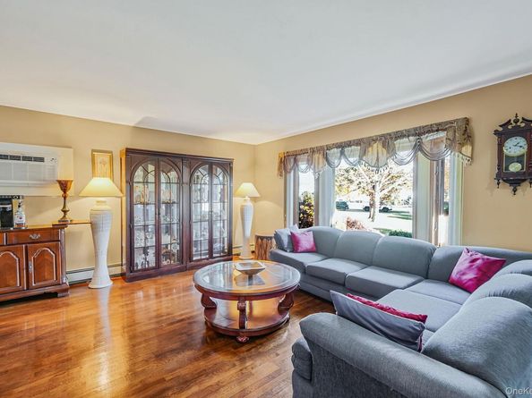 9 Dean Court, Commack NY 11725