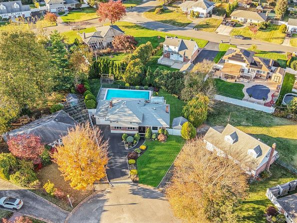 9 Dean Court, Commack NY 11725