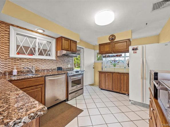 2860 Lenox Road, Oceanside NY 11572