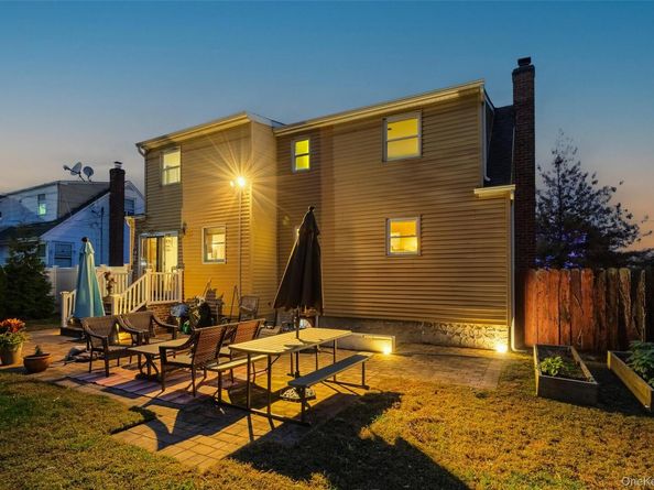 9 Riviera Parkway, Lindenhurst NY 11757