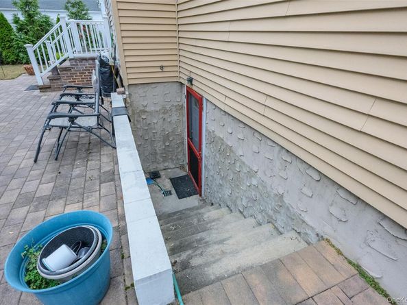 9 Riviera Parkway, Lindenhurst NY 11757