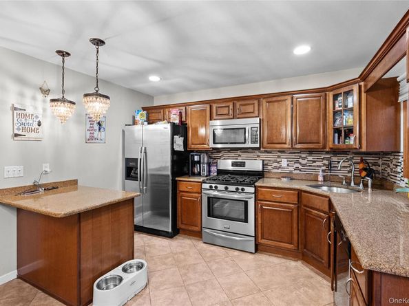 9 Riviera Parkway, Lindenhurst NY 11757