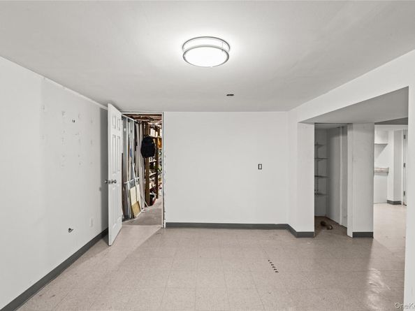 9 Riviera Parkway, Lindenhurst NY 11757