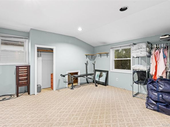 9 Riviera Parkway, Lindenhurst NY 11757