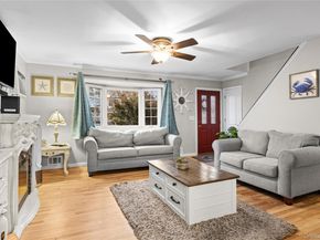 9 Riviera Parkway, Lindenhurst NY 11757