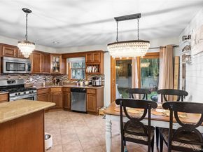 9 Riviera Parkway, Lindenhurst NY 11757