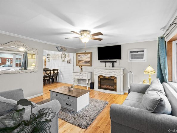 9 Riviera Parkway, Lindenhurst NY 11757