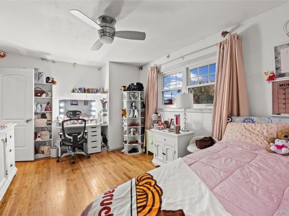 9 Riviera Parkway, Lindenhurst NY 11757