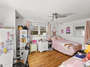 9 Riviera Parkway, Lindenhurst NY 11757