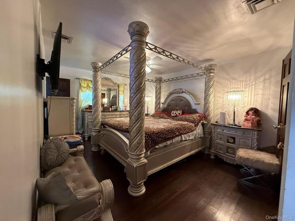 12 Hilton Court, Hicksville NY 11801