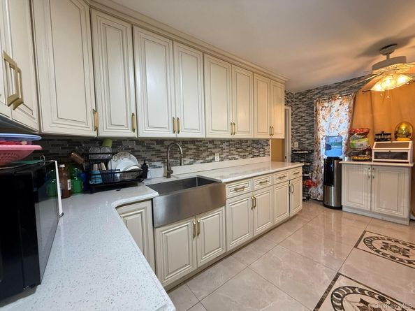 12 Hilton Court, Hicksville NY 11801