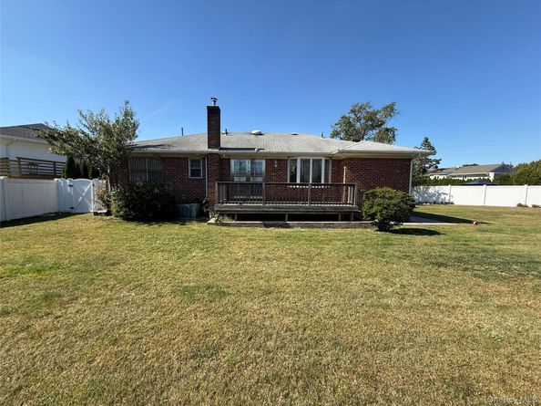 12 Hilton Court, Hicksville NY 11801