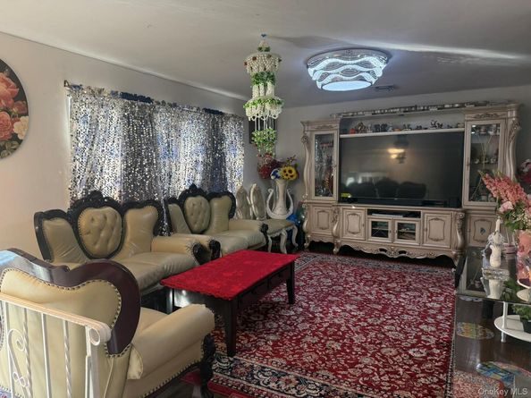 12 Hilton Court, Hicksville NY 11801