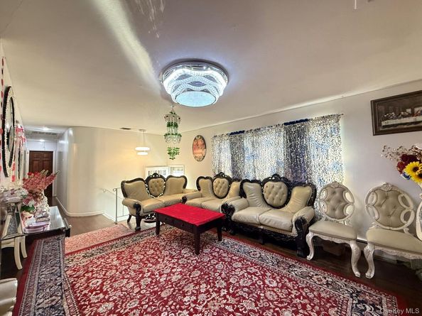 12 Hilton Court, Hicksville NY 11801