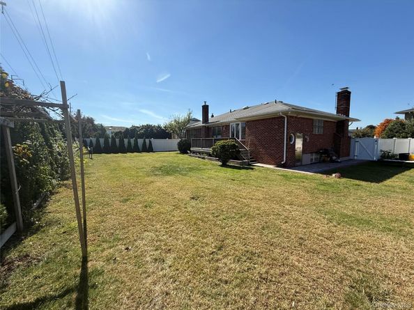 12 Hilton Court, Hicksville NY 11801