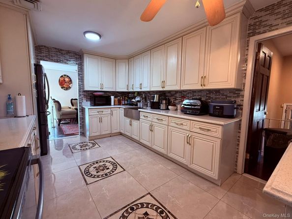 12 Hilton Court, Hicksville NY 11801