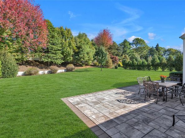 39 Hamlet Woods Drive, Saint James NY 11780