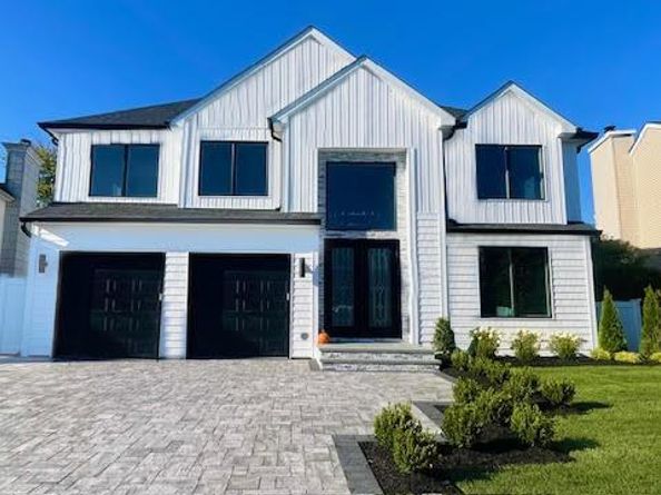 7 Crescent Cove Drive, Seaford NY 11783