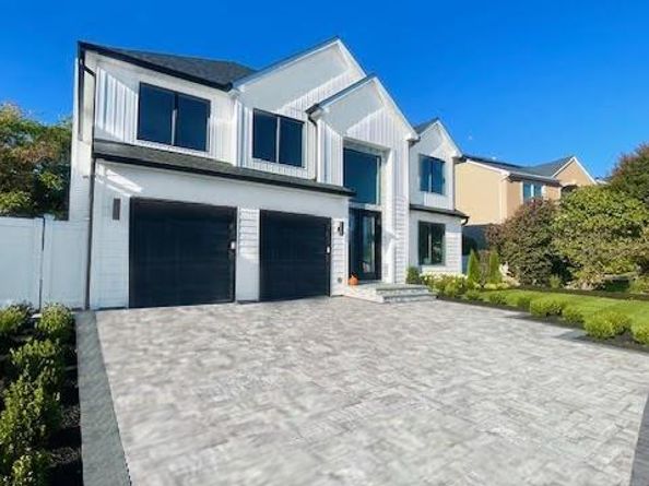 7 Crescent Cove Drive, Seaford NY 11783